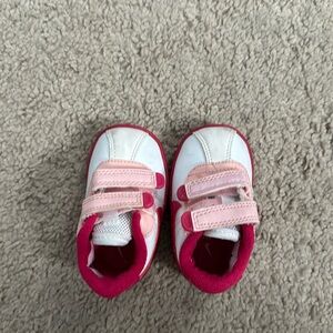 Infant toddler Nikes size 2 Velcro amazing condition, barely worn
